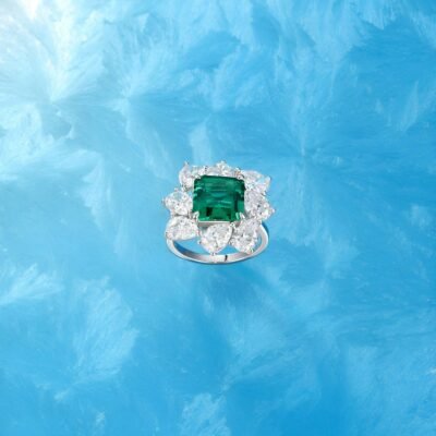 Elegant emerald-cut ring in Dubai with sparkling diamonds and refined luxury.